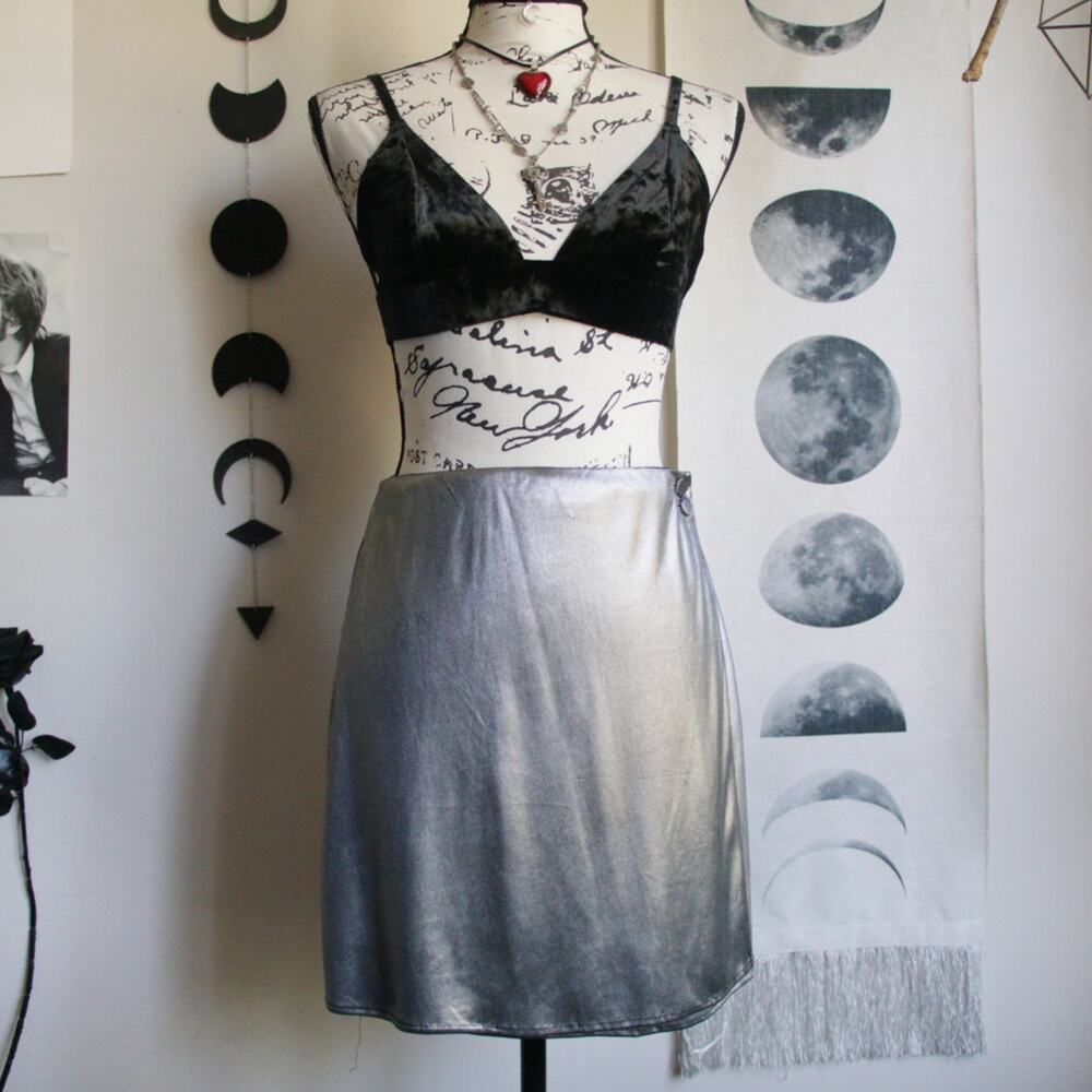 VINTAGE 1980'S FLOWY METALLIC SILVER MINI WRAP SKIRT